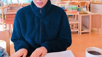 Taeyeon yang merupakan personel Girls Generation atau SNSD ini terlihat sedang santai sambil menikmati secangkir kopi. Foto: Instagram @taeyeon_ss