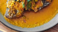 Sajian ikan pesmol di restoran ini terlihat sangat nikmat. Kuahnya kuning dengan paduan acar timun dan kemangi di atasnya. Wow, sangat menggugah selera makan siang. Foto: Instagram @jktdelicacy