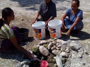 Di Grobogan, Warga Gali Dasar Sungai Mengering untuk Cari Air