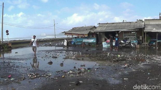 Gelombang Tinggi Terjang Bangunan di Pantai Padanggalak Bali