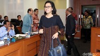 Badan Anggaran (Banggar) dewan perwakilan rakyat (DPR) kembali memanggil pemerintah membahas tentang laporan realisasi kinerja APBN 2018 sampai semester I. Menteri Keuangan Sri Mulyani hadir mewakili pemerintah dalam rapat yang diselenggarakan di ruang rapat Banggar DPR, Jakarta, Rabu (25/7/2018).