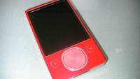 Microsoft meluncurkan Zune pada 2006 untuk melawan iPod milik Apple. Produk Steve Jobs ternyata sulit dikalahkan, Zune pun berhenti produksi pada 2011. Istimewa/Boredpanda.