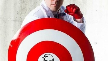 Colonel America adalah kostum ciptaan cosplayer Mobile Knobel. Ia menggabungkan topeng dan tameng milik Captain America dengan kostum yang menyerupai maskot KFC Colonel Sanders. Foto: Instagram @McVengers