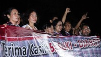 Mereka juga membawa sejumlah spanduk.
