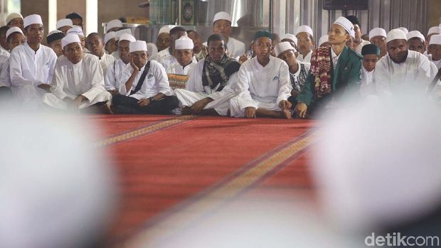 Dewan Masjid Indonesia (DMI) menggelar program pengajian akbar di Masjid Istiqlal, Jakarta. Acara ini terbuka untuk lazim dan didatangi sejumlah pejabat negeri.