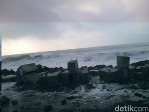 Gelombang Tinggi di Laut Selatan Jateng Capai 7 Meter