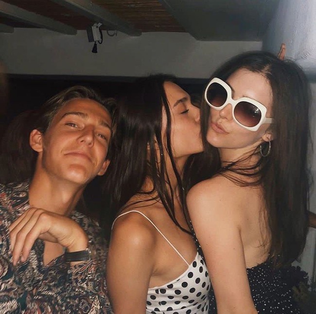 Pangeran Tassilo, adik dari Putri Talita von Furstenberg bersenang-senang dengan teman wanitanya di Mykonos, Yunani. Foto: Instagram