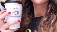 Begini nih gaya Simi saat merekomendasikan kopi enak yang ia cicip di Hong Kong. Sangat enak, saya harus selfie dengan kopi ini, tulis Simi. Foto: Instagram simonejuliaa
