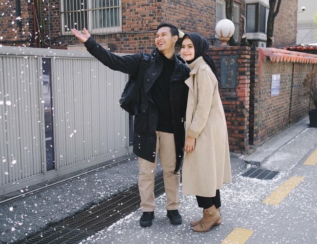 Ingin tampil matching saat traveling? Curi gaya Fairuz Sakinah dengan suaminya. Tak memakai coat yang berwarna senada, tapi keseluruhan tampilan mereka memiliki tone warna yang sama. Foto: Instagram/Fairuzsakinah