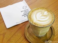 Simetri: Nyantai Sore Ditemani Cappuccino dan Quiche Daging Keju di Kafe Cozy