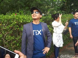 Pernah Foto Bareng Wanita Viral Mirip Boneka, Raditya Dika Diserbu Netizen