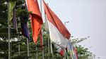 Bendera Lusuh Peserta Asian Games Berkibar di Jalanan Jakarta