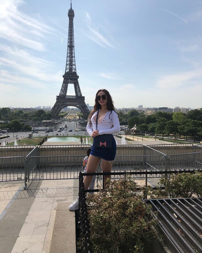 Inilah potret Zaskia Gotik saat liburan keliling Eropa. Pedangdut yang populer karena goyang itik itu mengunggah foto liburannya ke Instagram. Dia memulai liburannya dari kota Paris. Saat berpose dengan latar Menara Eiffel, Zaskia terlihat seksi dengan atasan berbelahan dada rendah dan rok denim mini. Dia menampilkan kemewahan melalui tas Hermes yang melengkapi penampilannya. Foto: Instagram