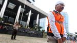 Tuntut Kasus Newmont , Pria Merantai dan Memborgol Diri