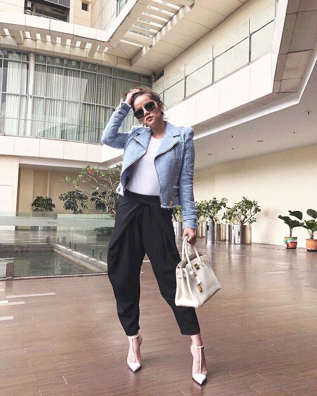 Olla Ramlan bergaya #ootd dengan migrain pose sambil membawa tas Hermes. Foto: Instagram