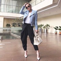 Olla Ramlan bergaya #ootd dengan migrain pose sambil membawa tas Hermes. Foto: Instagram