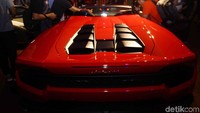 Pengunjung melihat-lihat interior mewah Lamborghini Huracan Spyder.