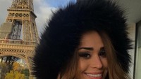 Yanet Garcia sudah mengunjungi Paris dan berfoto dengan latar Menara Eiffel (iamyanetgarcia/Instagram) 