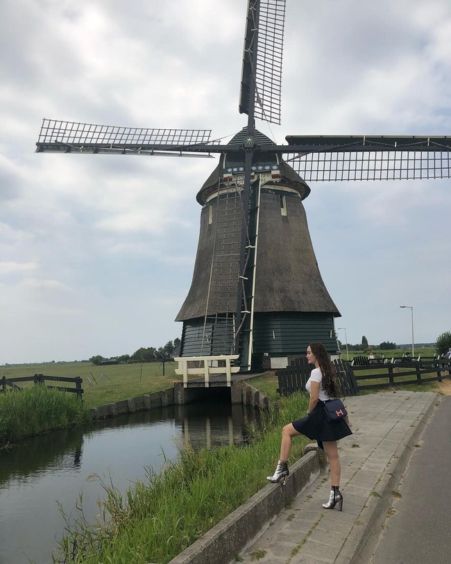 Zaskia Gotik berganti penampilan ketika melanjutkan liburannya ke Belanda. Berpose dengan latar belakang kincir angin, penyanyi yang mengaku pernah menjadi penjual makanan keliling itu tampak bergaya memakai boots, rok mini dan kaus putih.  Tas Hermes Constance seharga Rp 200 jutaan masih melengkapi gaya casualnya. Foto: Instagram