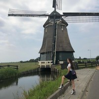 Zaskia Gotik berganti penampilan ketika melanjutkan liburannya ke Belanda. Berpose dengan latar belakang kincir angin, penyanyi yang mengaku pernah menjadi penjual makanan keliling itu tampak bergaya memakai boots, rok mini dan kaus putih.  Tas Hermes Constance seharga Rp 200 jutaan masih melengkapi gaya casualnya. Foto: Instagram