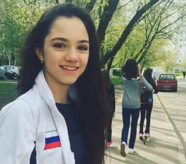 Tak hanya piawai melakukan olahraga ski es, Evgenia ternyata juga seorang dancer. Foto: Instagram
