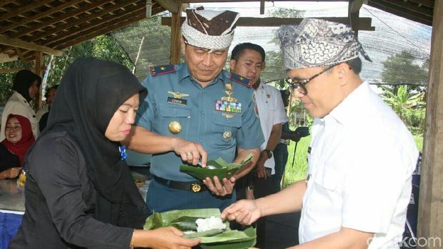 Tradisi Ithuk Ithukan Warga Banyuwangi/