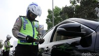 Tidak hanya pemotor, pengendara mobil juga ikut diperiksa.