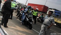 Sejumlah pemotor dihentikan.
