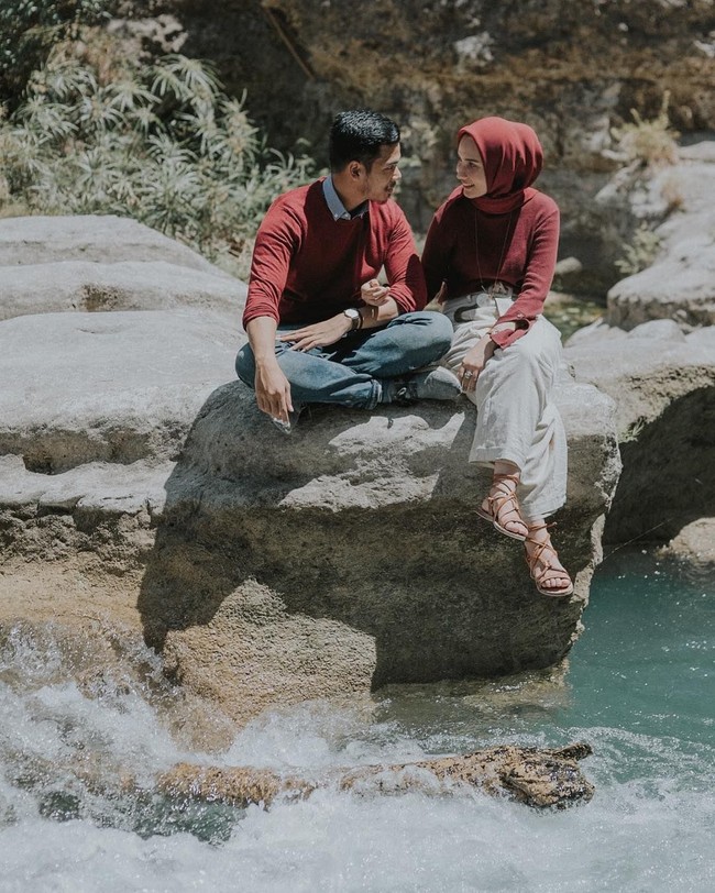 Untuk nuansa kasual, Dwi dan Putra memilih atasan berbahan rajut dengan nuansa warna merah marun. Dengan nuansa warna yang sama, mereka tampil serasi dan tetap elegan. Foto: Instagram/Dwihandaa