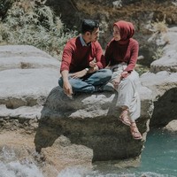 Untuk nuansa kasual, Dwi dan Putra memilih atasan berbahan rajut dengan nuansa warna merah marun. Dengan nuansa warna yang sama, mereka tampil serasi dan tetap elegan. Foto: Instagram/Dwihandaa