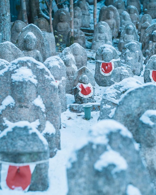 Patung Jizo adalah tradisi Buddha yang membantu seseorang mendapatkan pahala setelah kematian. Sehingga orang tua yang kehilangan anaknya akan membangun Jizo di samping Kuil Kiyomizu Dera. (feel_kiyomizudera/Instagram) Patung Jizo adalah tradisi Buddha yang membantu seseorang mendapatkan pahala setelah kematian. Sehingga orang tua yang kehilangan anaknya akan membangun Jizo di samping Kuil Kiyomizu Dera. (feel_kiyomizudera/Instagram)