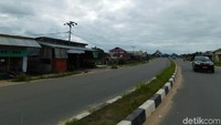 Setiba di Bandara Kepi, perjalanan dilanjutkan menggunakan kendaraan roda empat menuju Dermaga Mur.