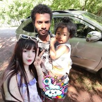 Meskipun memiliki perbedaan warna kulit yang sangat kontras, Lucy dan Pen nyatanya saling mencintai. Foto: Facebook