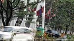 Bendera Lusuh Peserta Asian Games Berkibar di Jalanan Jakarta