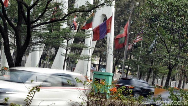 Bendera Lusuh Peserta Asian Games Berkibar di Jalanan Jakarta