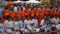 Prosesi penahbisan berlangsung khidmat dan emosional, serta disiarkan langsung via Facebook oleh otoritas setempat. Para remaja dan pelatihnya mendengarkan lantunan doa para biksu Buddha sebelum diberi jubah warna safron khas biksu. Foto: REUTERS/Stringer