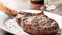 Justin pernah ketahuan mengunjungi Bastros Steakhouse di Beverly Hills tahun lalu bersama Selena Gomez. Ia memesan shrimp cocktail dan crab cake. Foto: Istimewa