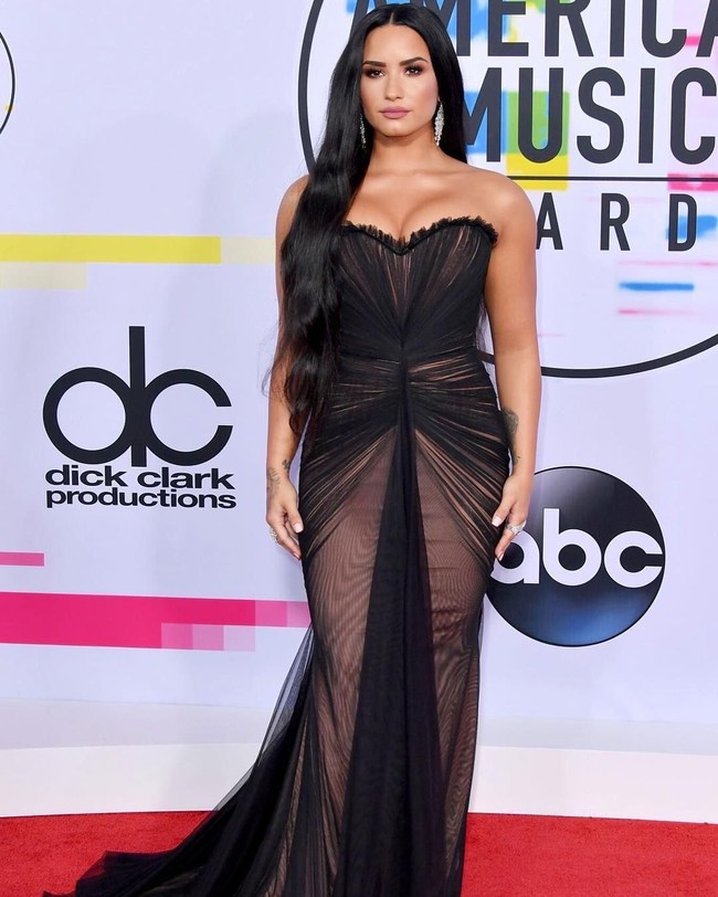 Demi memang punya tubuh sintal yang sering dipamerkannya dengan busana pas badan bahkan baju renang. Foto: Instagram @ddlovato