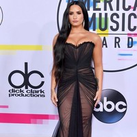 Demi memang punya tubuh sintal yang sering dipamerkannya dengan busana pas badan bahkan baju renang. Foto: Instagram @ddlovato