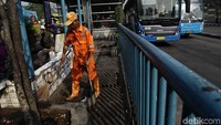 Selain itu beberap petugas mengatakan bahwa pedagang kaki lima di terminal telah dikondisikan agar Terminal Tanjung Priol steril dari PKL. 