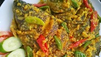 Nila goreng yang diberi bumbu pesmol ini tentu punya rasa gurih yang enak. Kalau mau pedas, cukup gerus cabainya saja dan enak dimakan dengan nasi putih hangat. Foto: Instagram @corygrahani