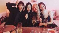 Hangout bersama dengan para sahabatnya yang cantik, wanita berusia 29 tahun ini tampak terlihat menikmati minuman beralkohol. Foto: Instagram @taeyeon_ss