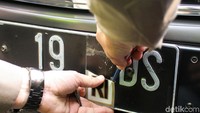 Polisi juga memberhentikan pengendara bermobil yang menggunakan stiker di plat nomornya. Polisi langsung mencongkel stiker tersebut.
