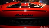 Mobil ini dibekali mesin V10 MPI +DSI berkapasitas 5.2 L.