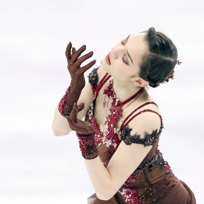 Evgenia memiliki ibu yang juga seorang atlet figure skater. Awalnya ibu dan ayahnya memintanya menekuni olahraga ice skating untuk memperbaiki postur tubuhnya. Foto: Instagram