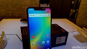 Urusan dapur pacu, ponsel ini ditenagai dengan MediaTek Helio P60, RAM 4 GB, memori internal 64 GB dengan slot microSD up to 256 GB, dan baterai 3.000 mAh. Foto: Muhammad Alif Goenawan/detikINET
