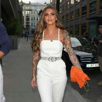 Di tubuh Darylle juga banyak gambar tato wajah wanita. Ada tato wajah yang ditutupi masker. Seperti dikutip website Fitting Tatto, arti tato tersebut bisa mengarah ke karakter seseorang yang memiliki kepribadian bertolak belakang antara yang ia tunjukkan di hadapan umum dengan hatinya. Foto: instagram (@daryllleee)