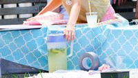 Lewat instagramnya @suricruise.official, gadis yang kini menginjak usia 12 tahun sering berbagi momen kulineran. Ini momen saat Suri ikut berjualan minuman di sebuah festival yang digelar di New York. Foto: instagram @suricruise.official