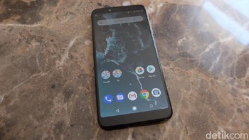 Mi A2 hadir dengan bentangan 5,99 inch dengan resolusi Full HD+. Foto: Dhani Irawan/Detikcom