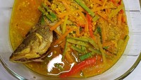 Ikan pesmol yang satu ini dicampurkan dengan potongan acar timun wortel dan juga cabai. Paling cocok dinikmati bersama dengan nasi putih hangat-hangat. Foto: Instagram @blue_jipple